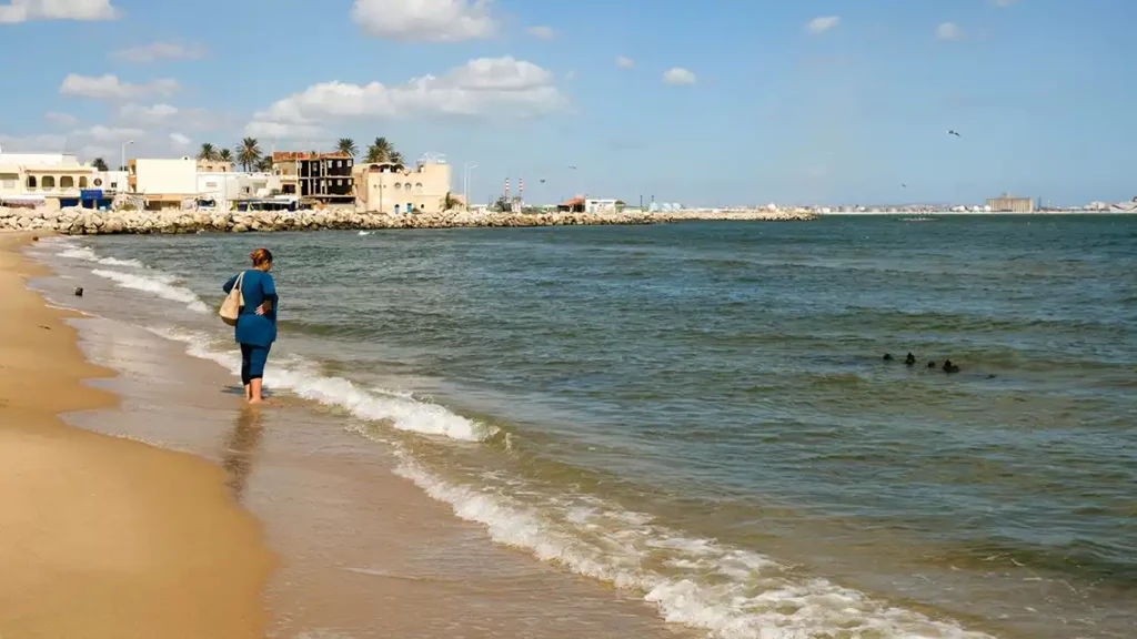 التوانسة محرومين من البحر... حملة تُطالب بـ"ثلث الفنادق" للتوانسة الضعاف